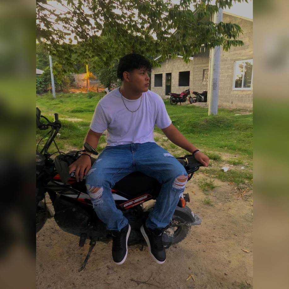 “Mi gordo petaca vuela alto mi carnalito. Siempre fuiste de gran corazón. Un abrazo fuerte hasta el cielo”, decía el escrito.