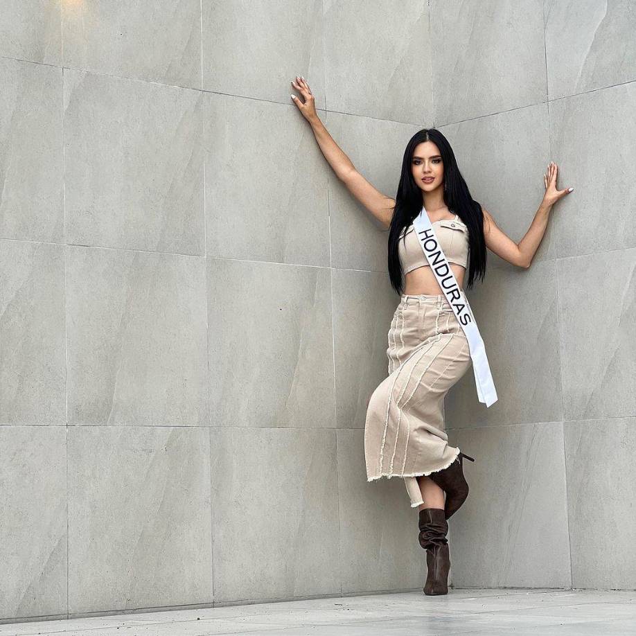 También puede ingresar al sitio web www.missuniverse.com desde su computadora y hacer click en la opción “vote now”, luego seguir los mismos pasos. Nota: El primer voto es gratis, pero los demás tienen un costo económico. El valor de las opciones de los votos que desee dar cuestan lo siguiente: 3 votos, $1 (L24.65); 15 votos, $4.99 (L123); 40 votos, $9.99 (L246.25); 85 votos, $19.99 (L492.75); 220 votos, $49.99 (L1232.25); 450 votos, $99.99 (L2,464.75); 1,000 votos, $199.99 (L4,929.75).