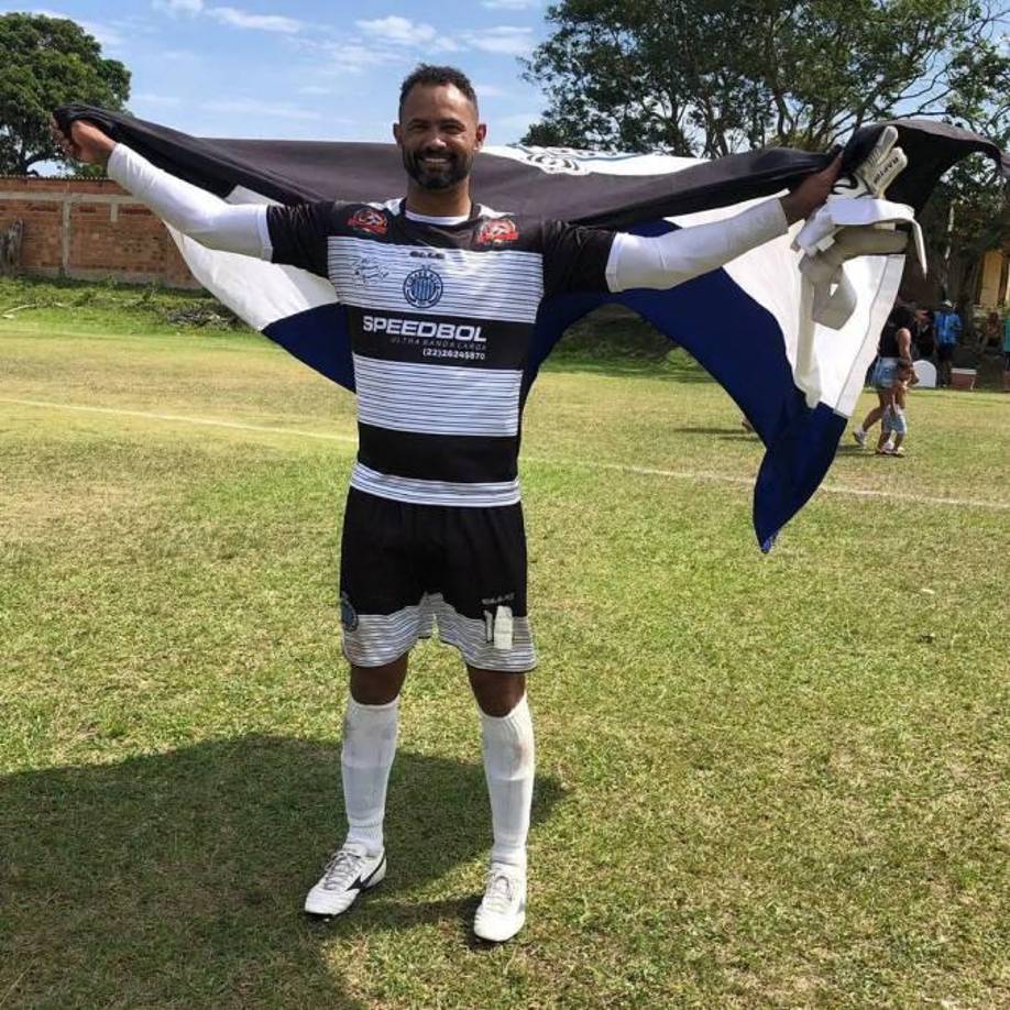 Después de obtener su semilibertad, el brasileño intentó volver al fútbol profesional, pero no fue un éxito.