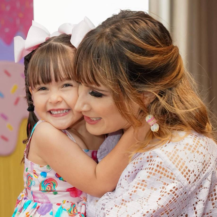 En las fotografías se observa a la feliz madre junto a su princesa dándose muchos abrazos, las lágrimas de alegría y nostalgia no pudieron ser evitadas al observar cuánto ha crecido y todo lo que ha heredado de ella, pues desde antes de nacer, Mathilda era una niña muy deseada, de hecho, en el proceso de su búsqueda, Hanna incluso se planteó la posibilidad de que su hermana, Ashley, le donara un óvulo, para la concepción, luego de más de dos años de tratamientos de fertilización: 