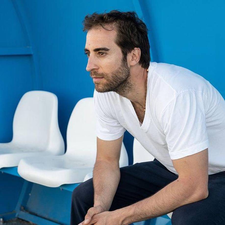 Hasta podría comprar el mismísimo Real Madrid, o cualquier club coloso del mundo ¡ocho veces!. Sí, un empresario que superó ampliamente al jugador.