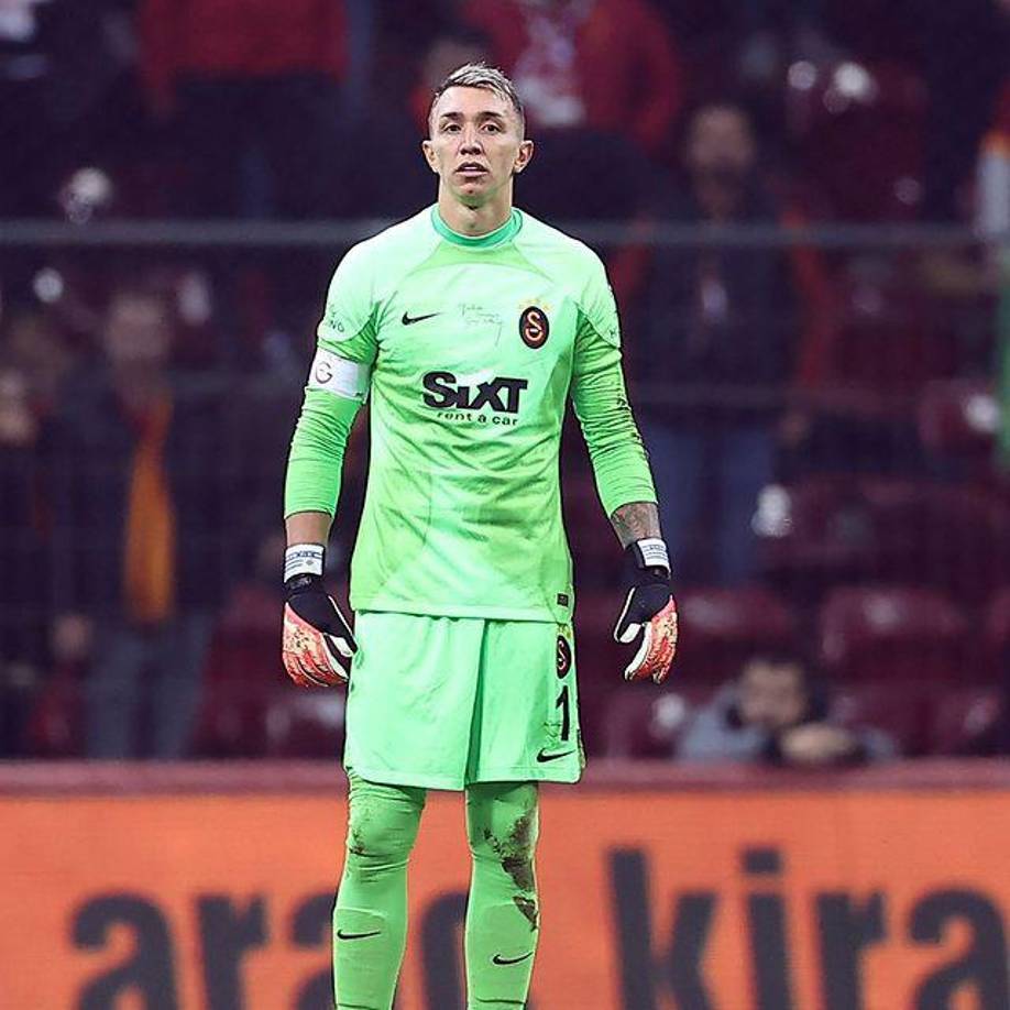 El arquero denunció a un dirigente del banco turco Denizbank por haberle estafado, supuestamente, unos 500.000 dólares tras invertir en un fondo específico, al igual que numerosos otros futbolistas de alto nivel, informó este viernes el diario turco Milliyet.