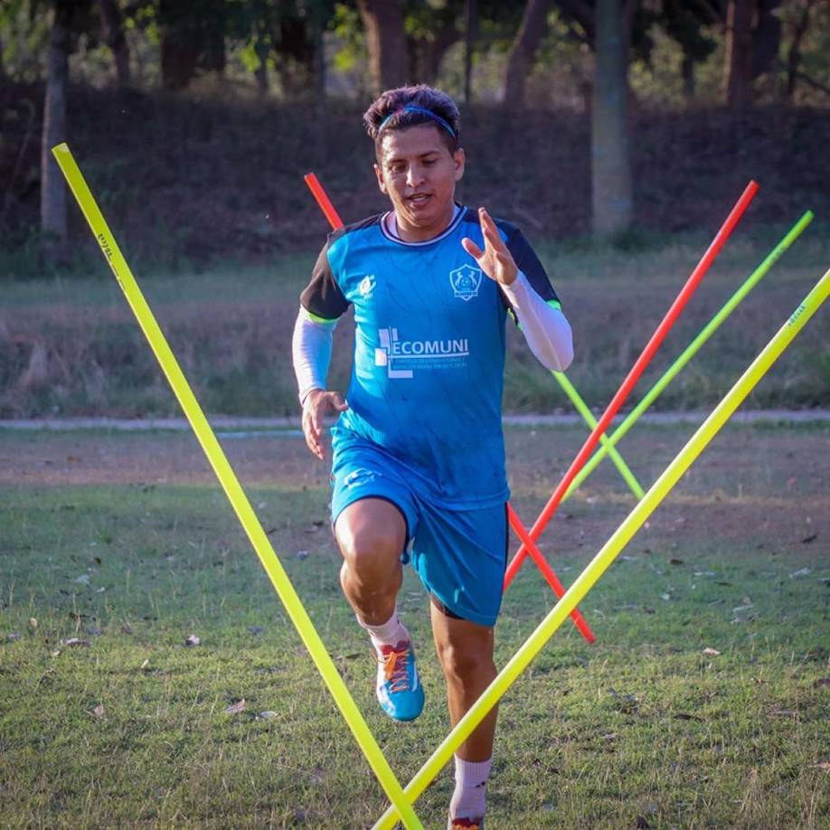 Henry Gómez - El ‘Cachita’ ha despertado el interés de algunos equipos en la MLS quienes le darán seguimiento al volante de 27 años. El futbolista renovó con el Olancho FC y se quedará para la próxima temporada.