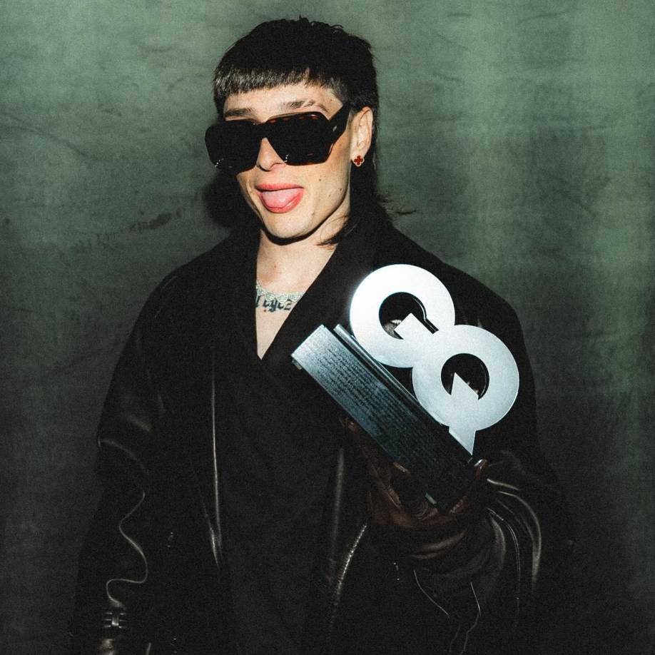 Fue en 2020 cuando publicó su primer álbum, ‘Ah y qué?’, al que siguió en 2021 ‘Efectos secundarios’, tras los que obtendría primero el reconocimiento en su propio país y, a partir de 2023, también el internacional con sus últimos discos, ‘Génesis’ (2023) y el más reciente ‘Éxodo’ (2024).