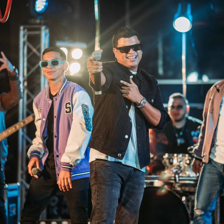 <b>LA VERSÁTIL</b>A las 12:00 pm, el grupo sampedrano cantará en Expocentro, y a partir de las nueve de la noche estará poniendo a bailar a todos en Casa Blanca. 