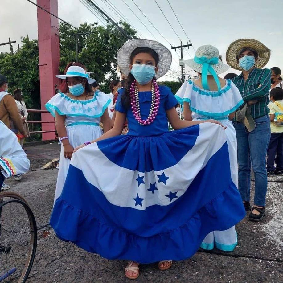Esta niña luce un hermoso vestido con la Bandera Nacional plasmada en su traje.