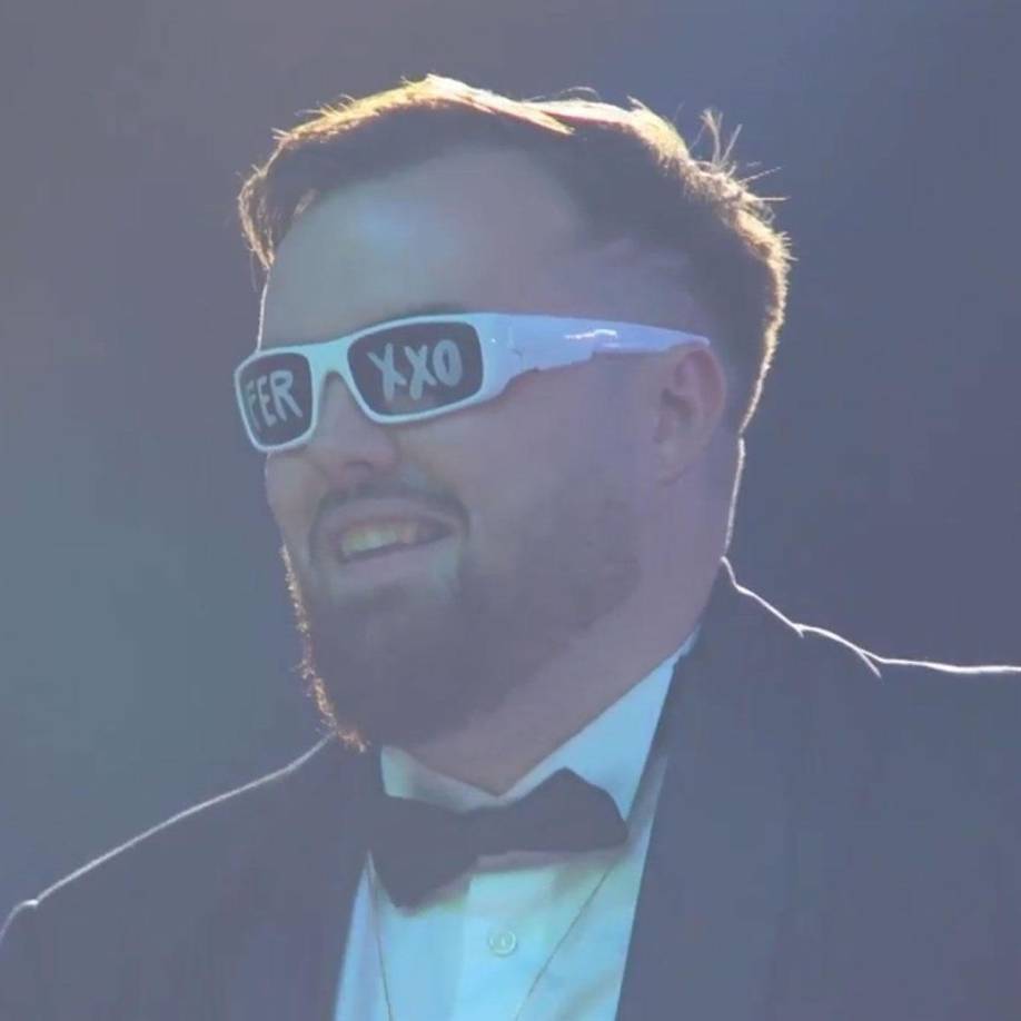 Durante la presentación, el Ferxxo se tomó un momento de su presentación para regalarle al propio Ibai Llanos, quien observaba el show desde su puesto acompañado del resto de presentadores, unas gafas idénticas a las que utiliza en público.