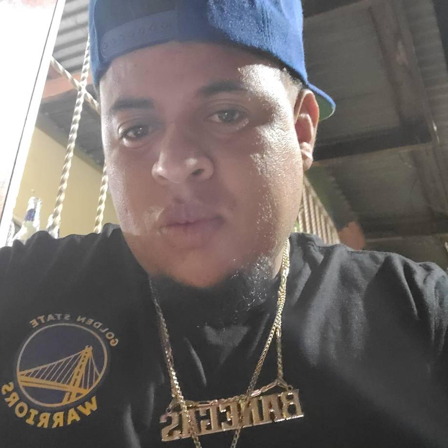 Según documentos judiciales, Mayer huyó del país mientras estaba en prisión con una fianza no garantizada de 20,000 dólares, según muestran los registros judiciales. 