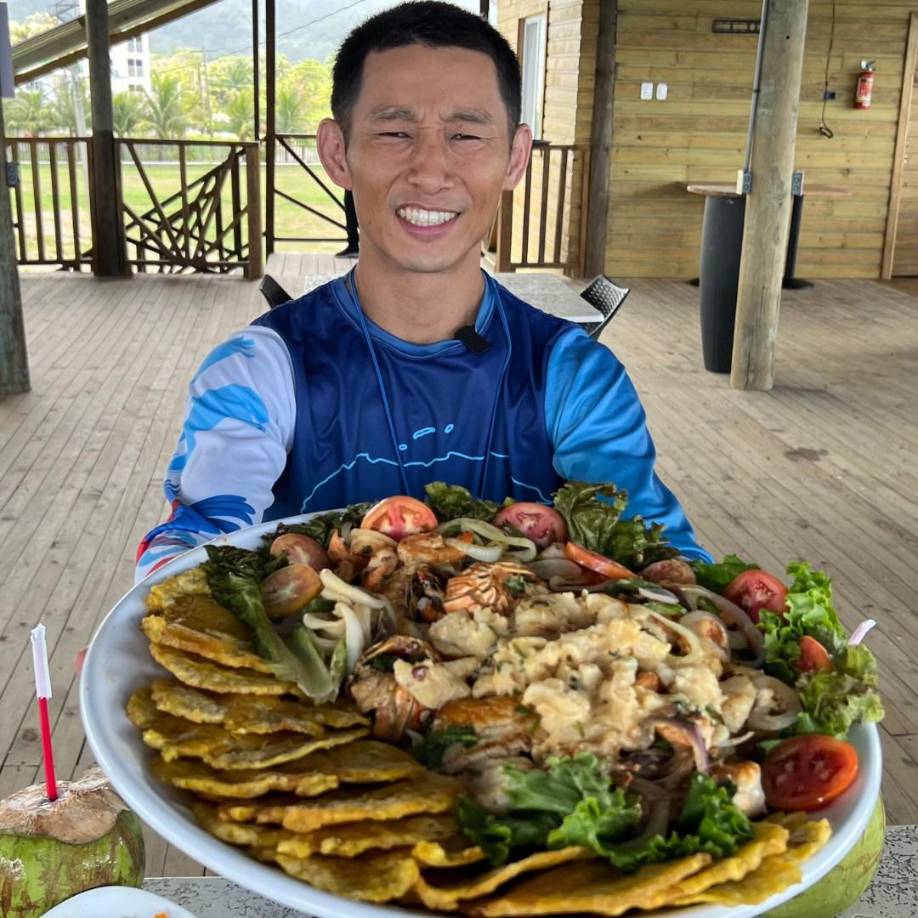 Shin ni sospechaba del por qué de los mensajes de los aficionados de Real Sociedad, ya que anda enfocado en construir la escuela de Chamelecón y por eso su viaje a España, para recaudar fondos con la comunidad hondureña en la Madre Patria.