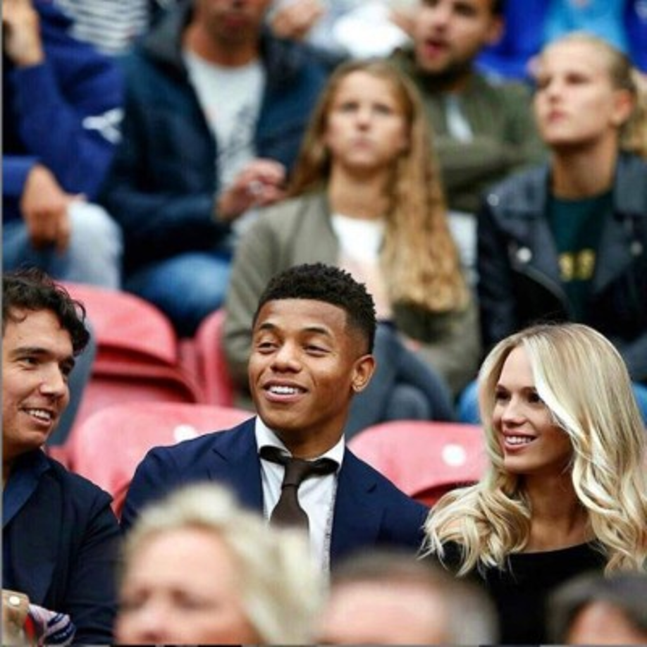 A Neres también le preguntaron por qué su novia es perfecta y su respuesta fue muy curiosa. 'Porque está conmigo',dijo entre risas el jugador.