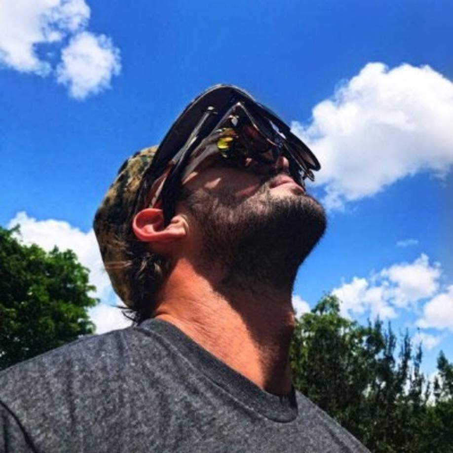William Levy quiso protegerse mucho y utilizó cuatro pares de lentes para ver el eclipse. Junto a su foto escribió: 'Testigo del eclipse ¡Hombre! Esta mier** funciona. ¡No intente esto en casa por favor! #eclipse # eclipse2017'.