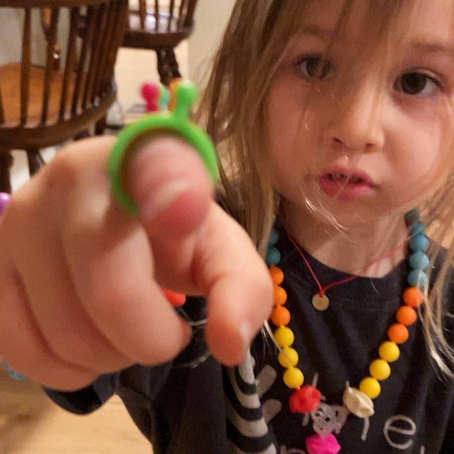 No obstante, la actriz dijo en una entrevista con ‘AOL’ que tomó la decisión de no ejercer presión sobre la identidad de género en su hija menor, ya que esta nueva experiencia de maternidad la hizo querer hacer las cosas diferente.