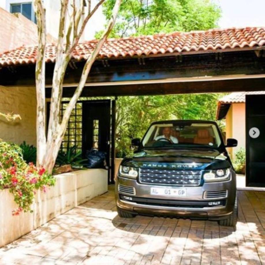 Entre los varios carros que el ostentoso pastor poseees una lojsa camioneta Lange Rover.
