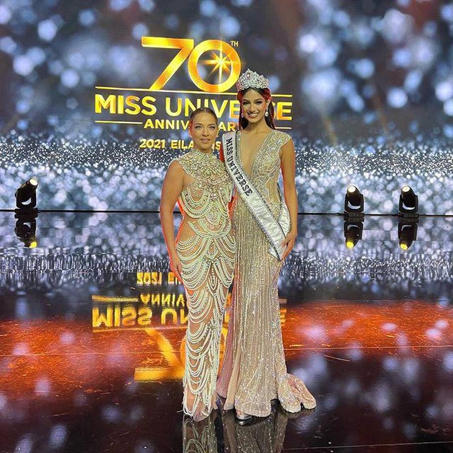 La bella presentadora vistió este hermoso diseño de Giannina Azar. En la imagen Adamari posa junto a la nueva Miss Universo, Harnaaz Sandhu.