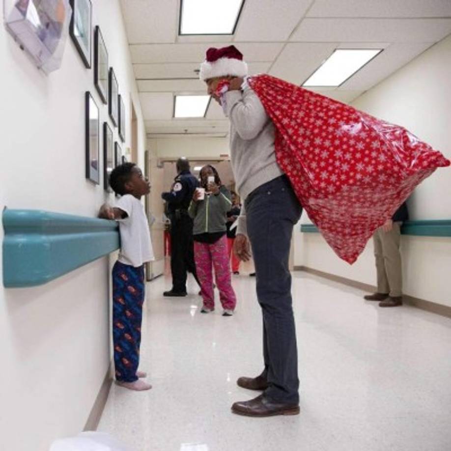 El expresidente que goza de mucha admiración y simpatía hasta de los más chicos, fue recibido y ovacionado también por los familiares que se encontraban en el lugar.