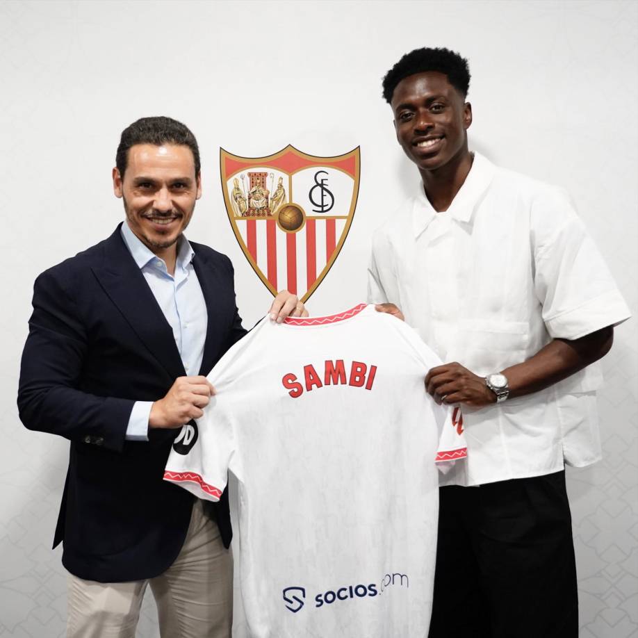 OFICIAL / Sevilla y Arsenal alcanzaron un acuerdo para la cesión por una temporada de Sambi Lokonga. El equipo español tendrá la opción de compra para fichar permanente al volante belga.
