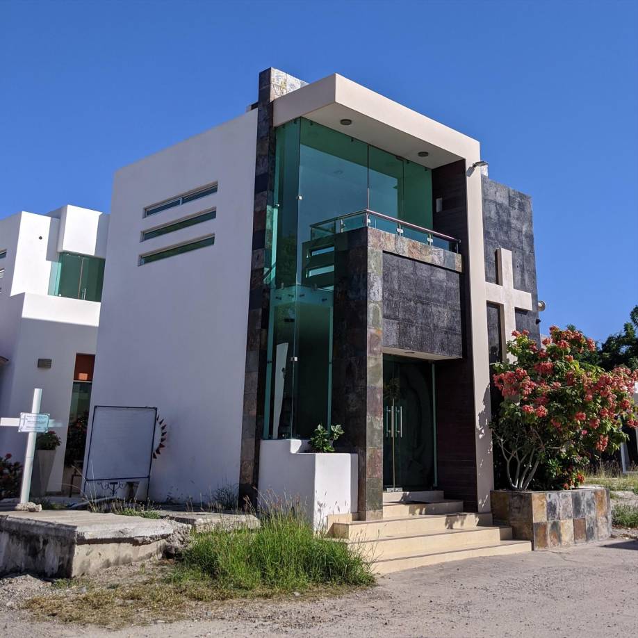 En el cementerio se podía encontrar a empresarios, funcionarios públicos, políticos o sus familiares, sin embargo, el fin de este cementerio dio un giro inesperado, ya que el narcotráfico, llegó a la zona para edificar monumentales mausoleos.