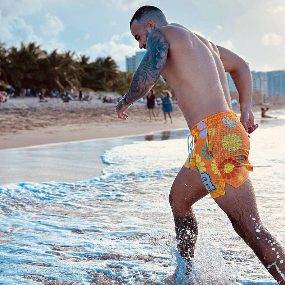 Y aunque Gómez tiene un físico muy atractivo, no todos los fans de Sheynnis están contentos por la noticia. Ya que tuvo hace algunos meses se vio envuelto en un escándalo por un arranque de violencia durante el programa de Telemundo. Esto ha generado cierto rechazo a la relación sentimental y le advierten que tenga cuidado. 