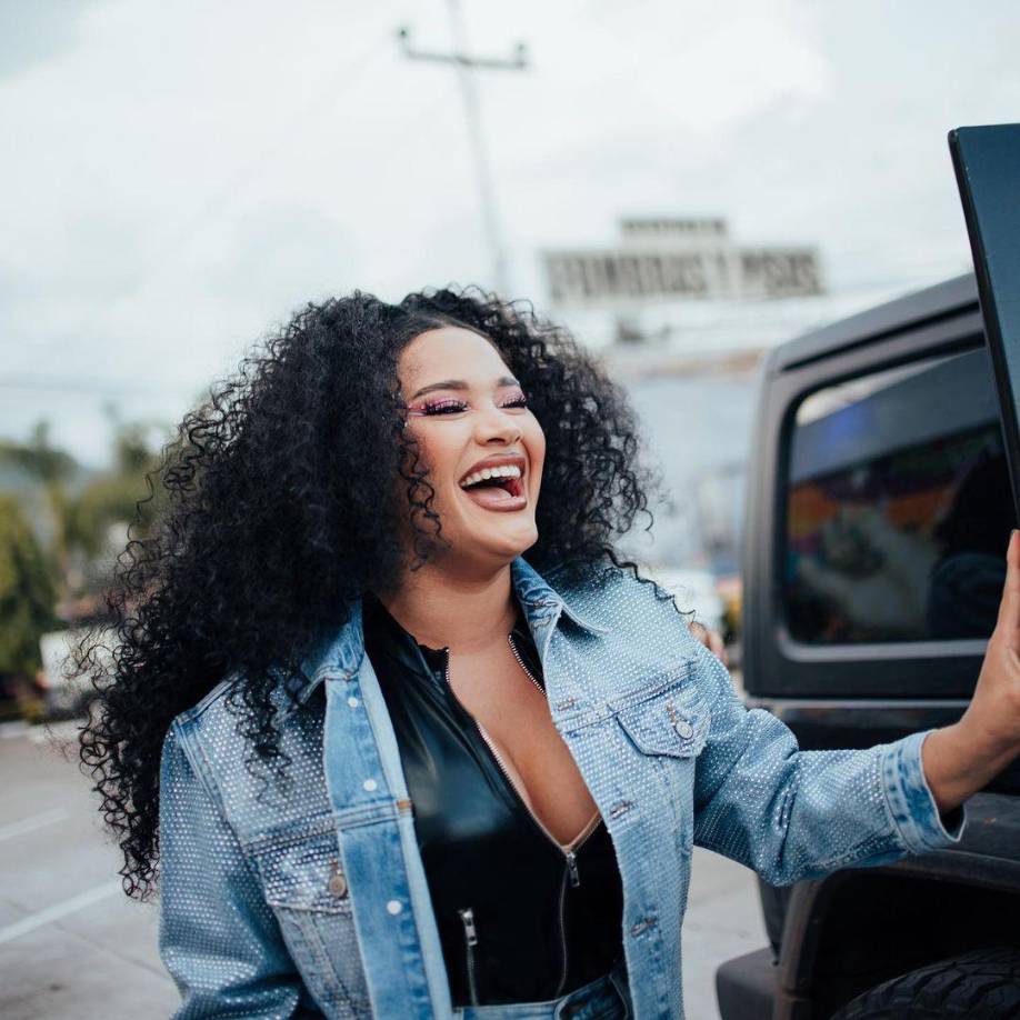 Según detallaron los artistas en seis horas realizó el mural de la joven cantante.