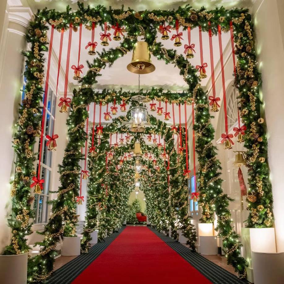 “Nuestra esperanza es que la nación sea bendecida con la paz y la luz de la temporada navideña”, apuntó este lunes en un comunicado la primera dama, Jill Biden, quien hoy presentará oficialmente la decoración de la residencia presidencial, una tradición que se celebra cada año.