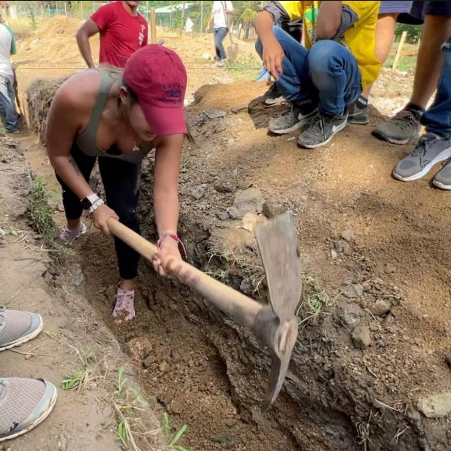 “Pero este día, Laura deja sus cámaras al lado para ser aprendiza de albañil”, agregó.