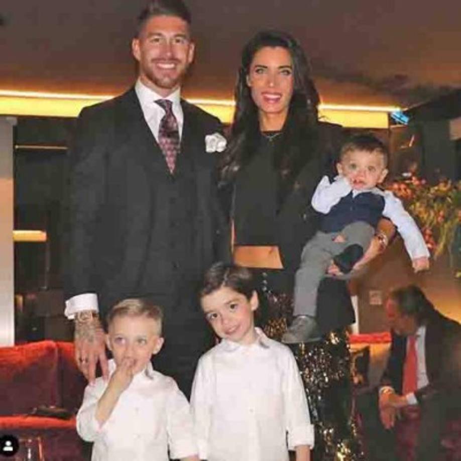 'Por un año lleno de salud, trabajo y mucho amor siempre', publicó Sergio Ramos posando con su familia.