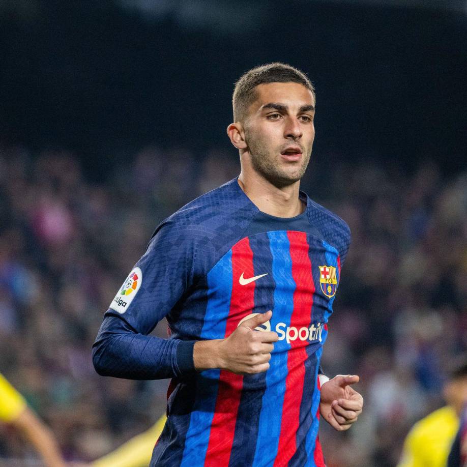 Ferrán Torres - El delantero, que llegó al Barcelona con grandes expectativas, está en la lista de transferibles. A pesar de haber presionado para salir del Manchester City y haber buscado oportunidades en el conjunto blaugrana, el jugador no ha logrado convencer a los técnicos y el club considera su venta como una manera de ahorrar en fichas.