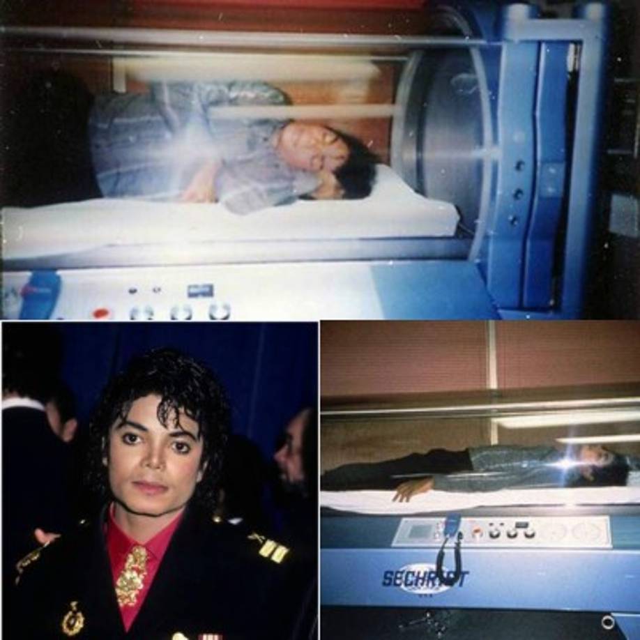 9-Cámara de oxigeno para dormir: Fotos de Jackson durmiendo en una cámara presurizada de oxígeno apareció en The National Enquirer en 1986. The Enquirer citó al cantante diciendo: 'He tomado varias siestas largas en una cámara hiperbárica de oxígeno y cuando me desperté me sentí como una nueva persona - nunca me he sentido mejor. Definitivamente quiero uno para mi casa para que pueda dormir en ella por la noche. Planeo conseguir uno inmediatamente. Quiero vivir para ver la paz mundial, un mundo sin hambre, un mundo donde los niños y toda la humanidad no conocen sufrimiento. Creo que si trato bien a mi cuerpo viviré por lo menos 150 '.<br/><br/>Se dice que esto es falto. La foto es aparentemente real, pero Jackson solo estaba jugando cuando dijo todo esto y nunca dormía en una cámara de oxígeno.