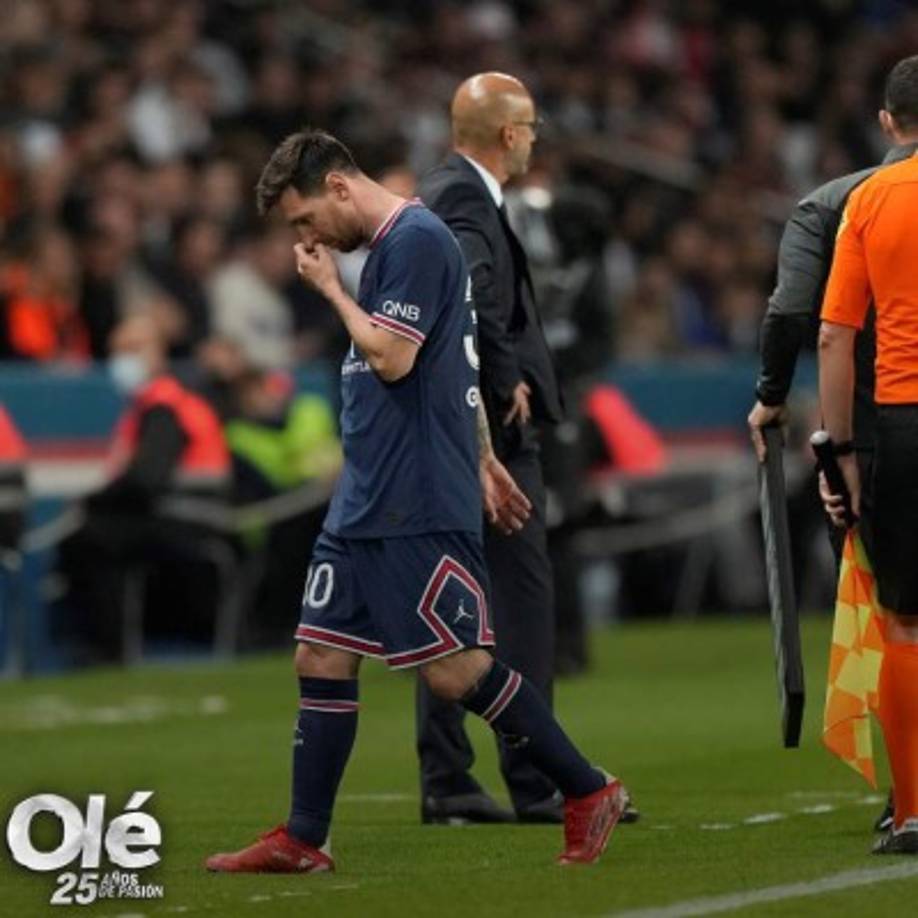 Así salió Messi del campo al ser sustituido. Al argentino no le gustó el cambio.