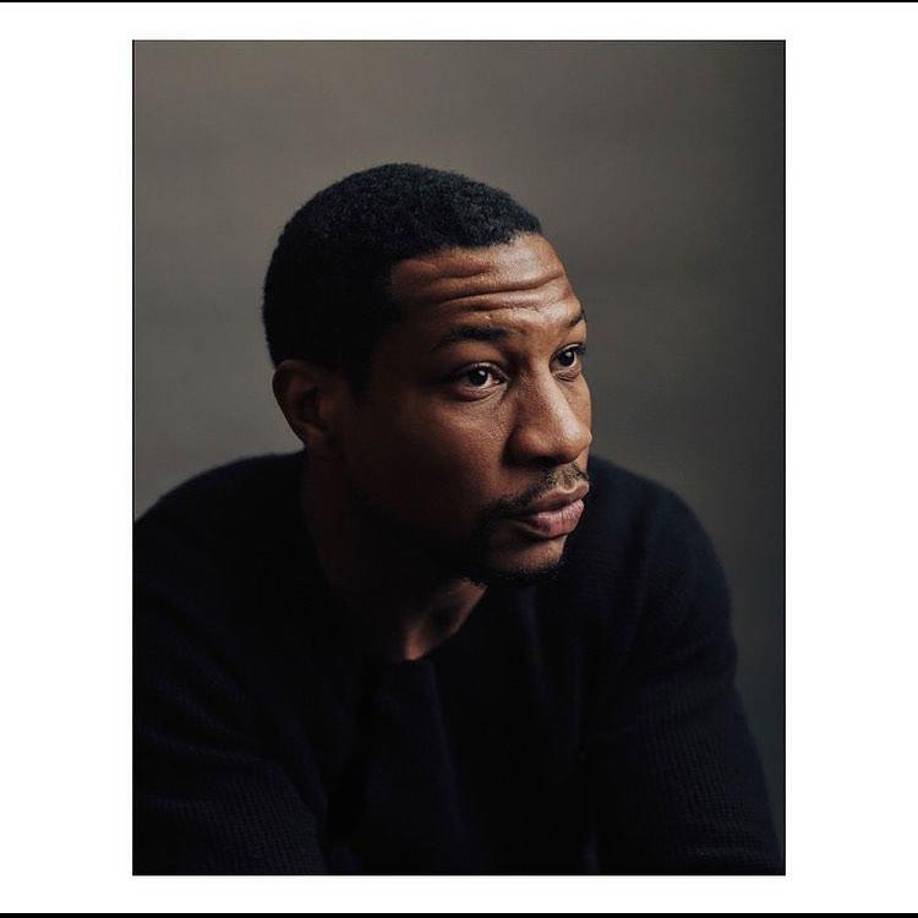 Mientras se desataba la controversia, varias personas hablaron sobre el comportamiento de Jonathan Majors. El actor de teatro Tim Nicolai tuiteó poco después de que estalló el conflicto que “muchas personas eran cercanas a gente que fue lastimada directamente por [Majors]”.