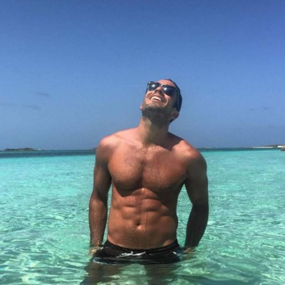 A Aarón no sólo le gusta lucir su cuerpo sino también su sonrisa.