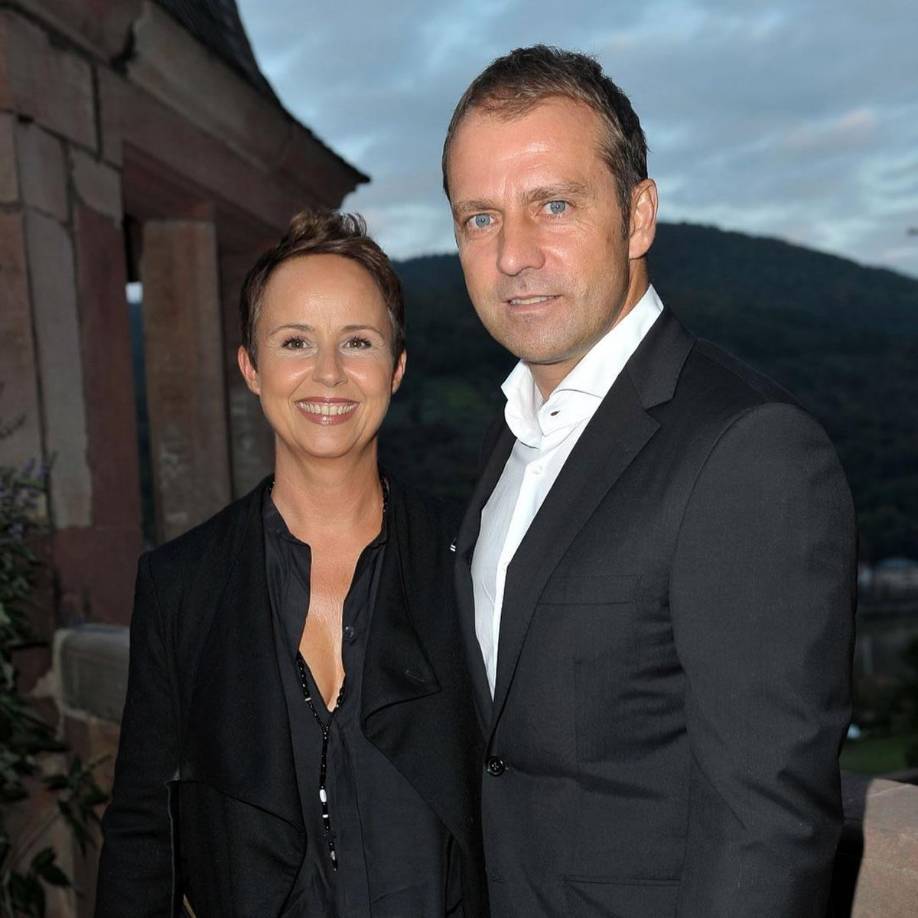 En el año 2010, con el Mundial de Sudáfrica en el horizonte y con Flick trabajando ya para la Federación Alemana de Fútbol, el técnico recibe la noticia de que su mujer padece cáncer de mamá.