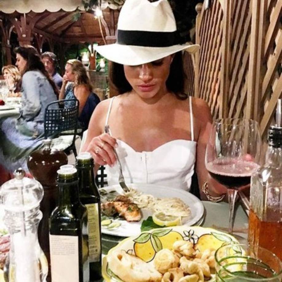 - Fuera mariscos -<br/><br/>Es una antigua tradición real decir no a los mariscos para evitar la intoxicación por comida. Si bien la familia real no siempre se adhiere a esa regla, la reina Isabel todavía lo hace. Como solo han pasado unos pocos días, aún no está claro si Meghan podrá deleitarte con estos manjares del mar ahora que ya no es un simple mortal.