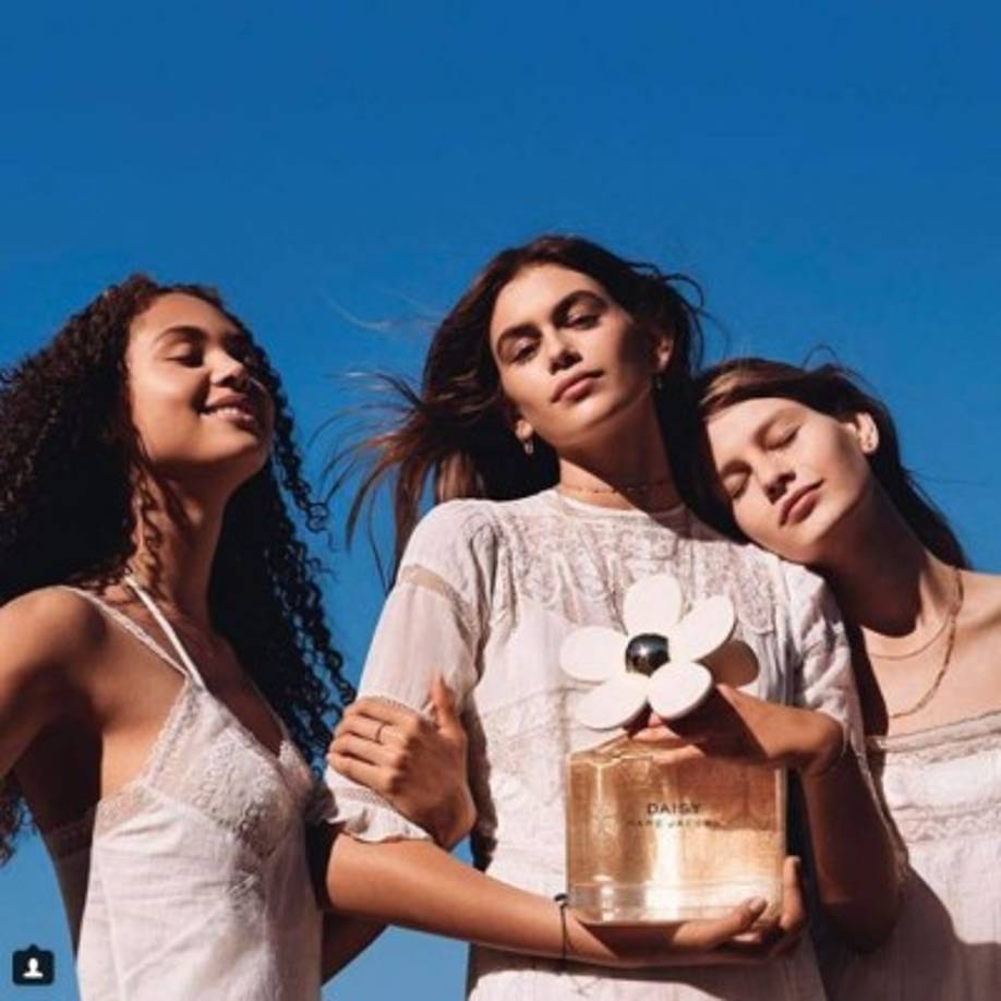 Kaia, que está envuelta en una polémica, fue imagen del lanzamiento de la campaña de la fragancia Daisy de Marc Jacobs, trabajo que le ayuda en su crecimiento por la industria del modelaje.