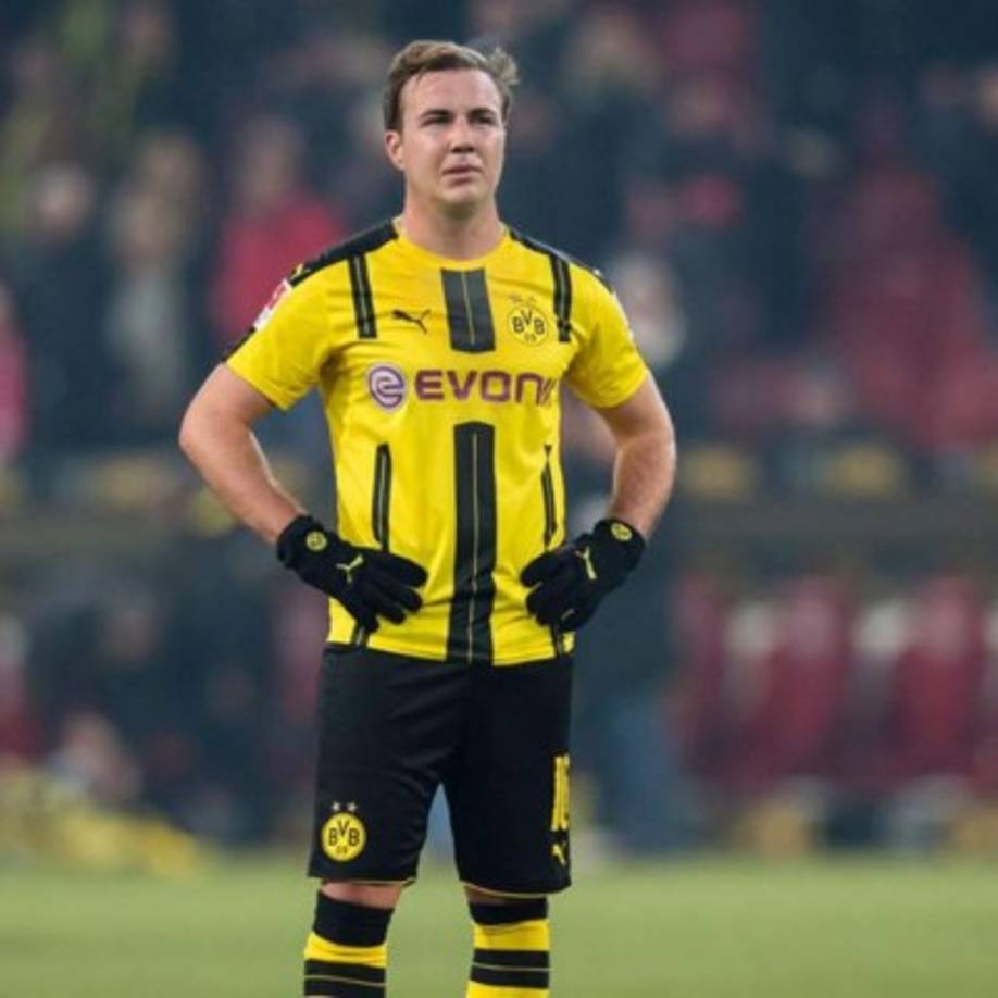 Mario Gotze no descarta dejar el Borussia Dortmund y fichar por el Liverpool: 'Decidí dejar el Bayern y Jürgen Klopp estaba interesado en llevarme a Liverpool. Yo también estaba interesado en trabajar con él de nuevo. Todavía está existe la posibilidad. Es un entrenador de clase mundial y es por eso que siempre es una opción. Decidí unirme al Borussia Dortmund, pero no fue una decisión contra el Liverpool o Jurgen Klopp. Al contrario'. Foto @BVB