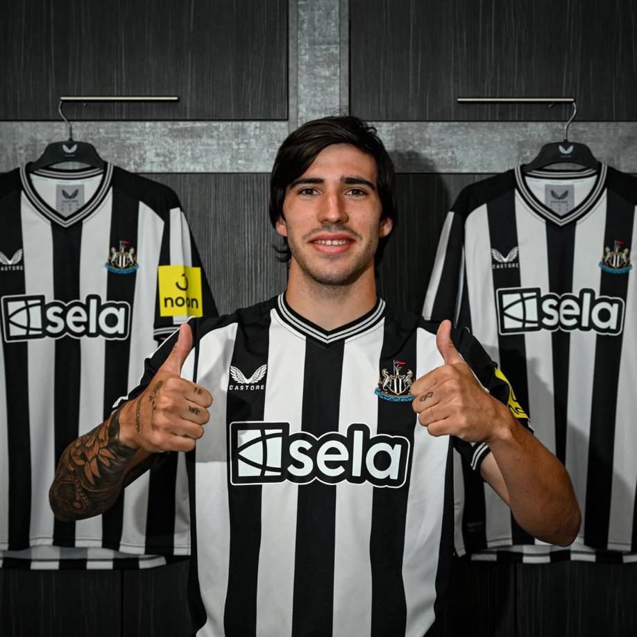 El centrocampista italiano Sandro Tonali ya luce los colores de su nuevo equipo, el Newcastle. Las Urracas pagaron al AC Milan una cantidad superior a los 60 millones de euros.