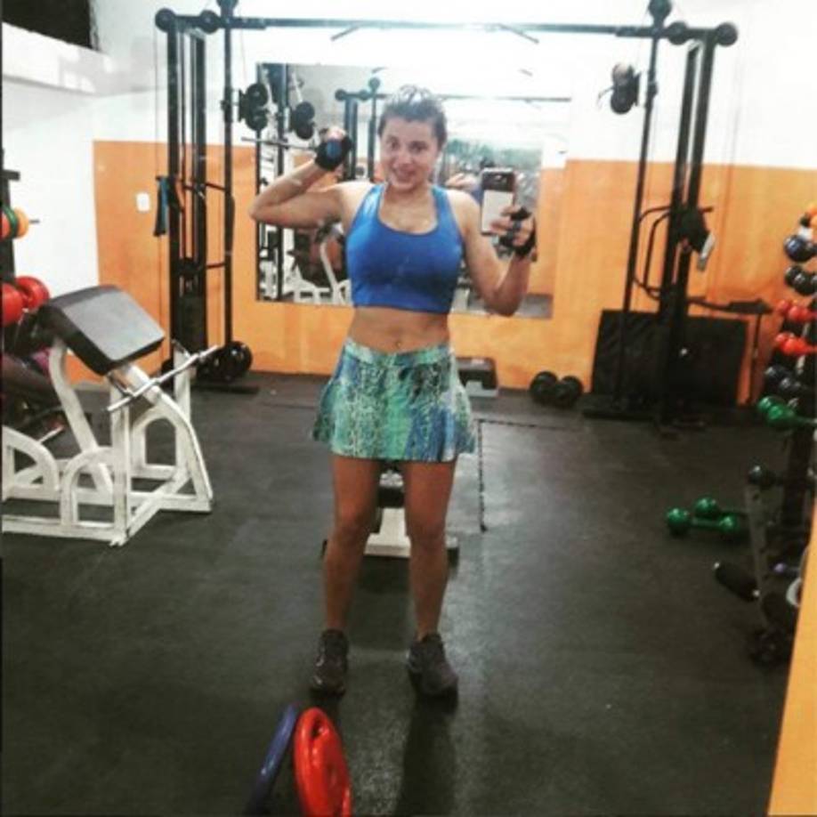 La joven, además de cargar mezcla, también se ejercita en el gimnasio.