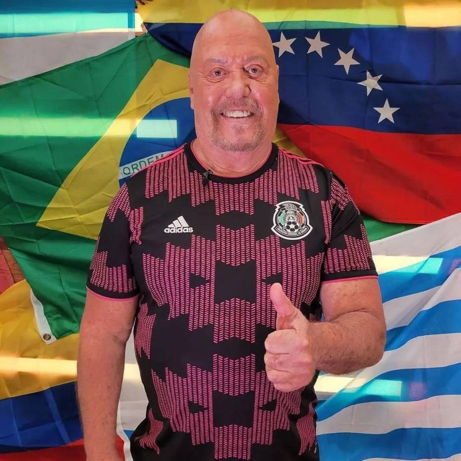 En marzo de 2022 anunció que se retiraría como narrador de partidos y afirmó que la Copa Mundial Qatar 2022 sería su última aparición. A pesar de ello, siguió saliendo en algunos partidos de la señal para Estados Unidos. 