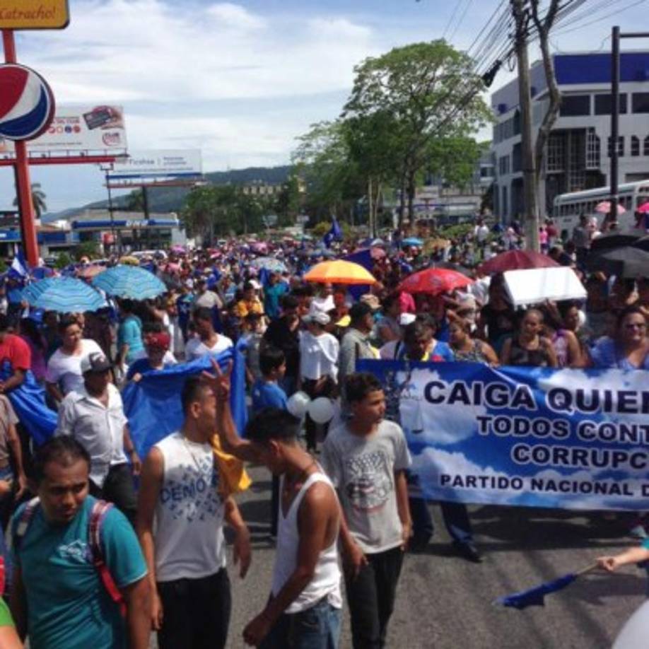 Nacionalistas marchan por avenida Circunvalación de San Pedro Sula.