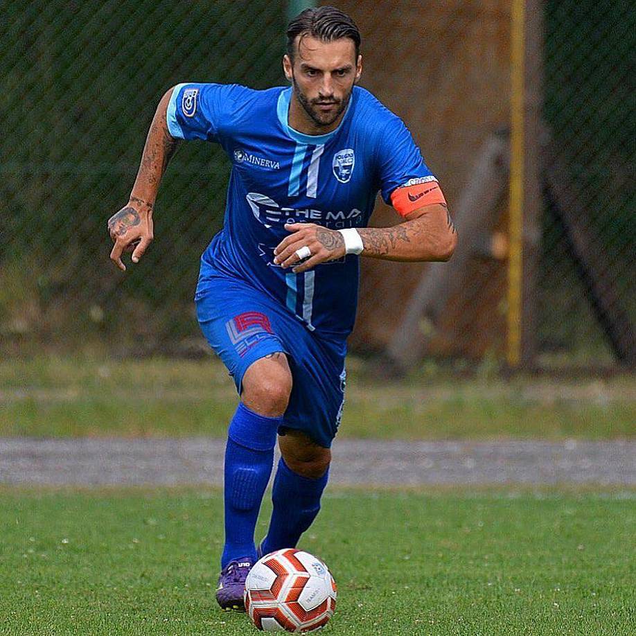  El futbolista de 27 años Giovanni Padovani del Caltanissetta de la Cuarta División de Italia, es el principal sospechoso del asesinato de su novia Alessandra Matteuzzi quien murió en un ataque a martillazos en el interior de su departamento. 