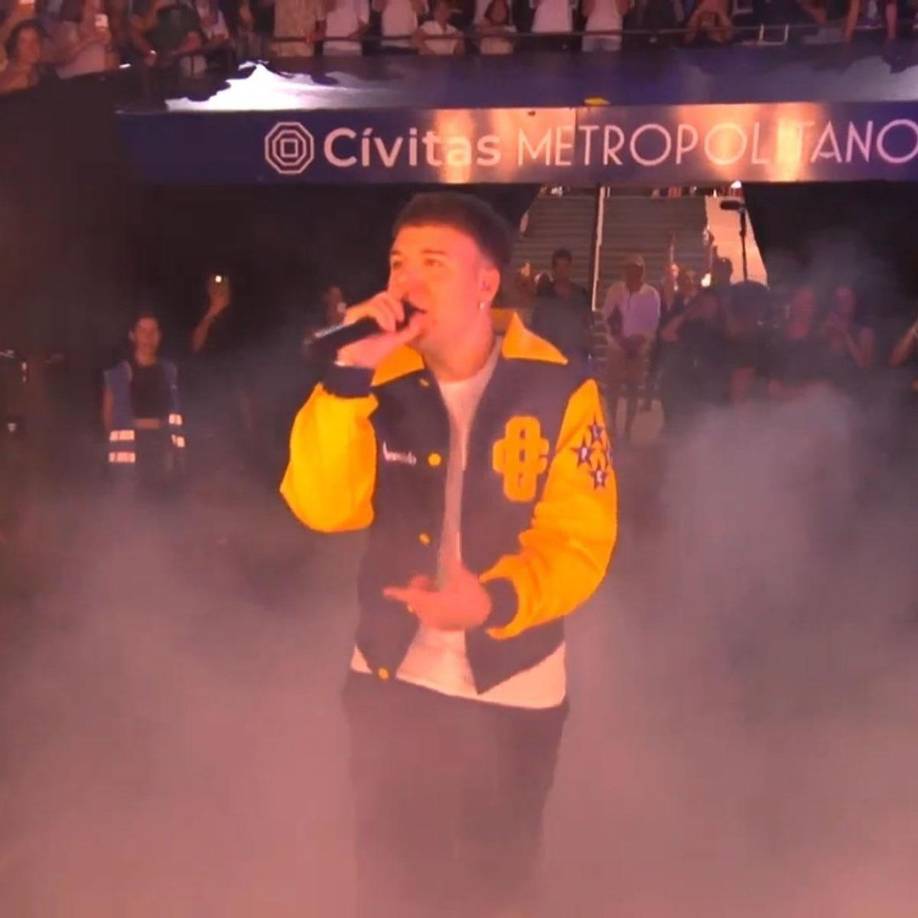 El cantante español Quevedo puso a cantar al público presente con su música.