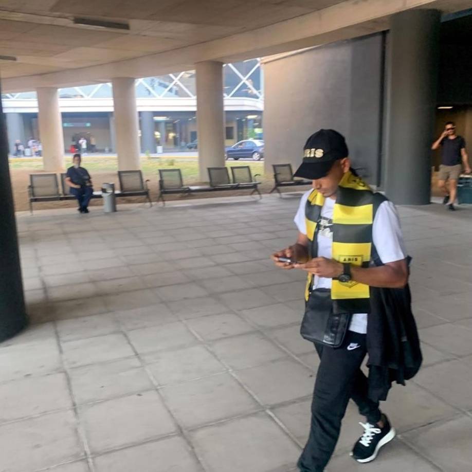 Tras salir del aeropuerto de Salónica, Edwin Rodríguez se trasladó a las oficinas del Aris para firmar su contrato.