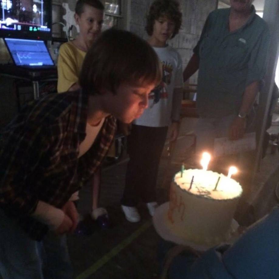 Los Duffer Brothers: Le enseñaron la importancia de ser meticuloso en el proceso creativo.