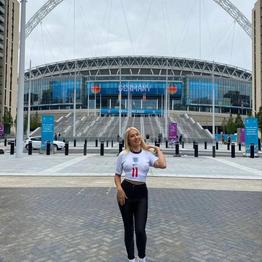 A la a ficionada del Chelsea no le fue mal en su primer combate al noquear a Keeley Colbran.