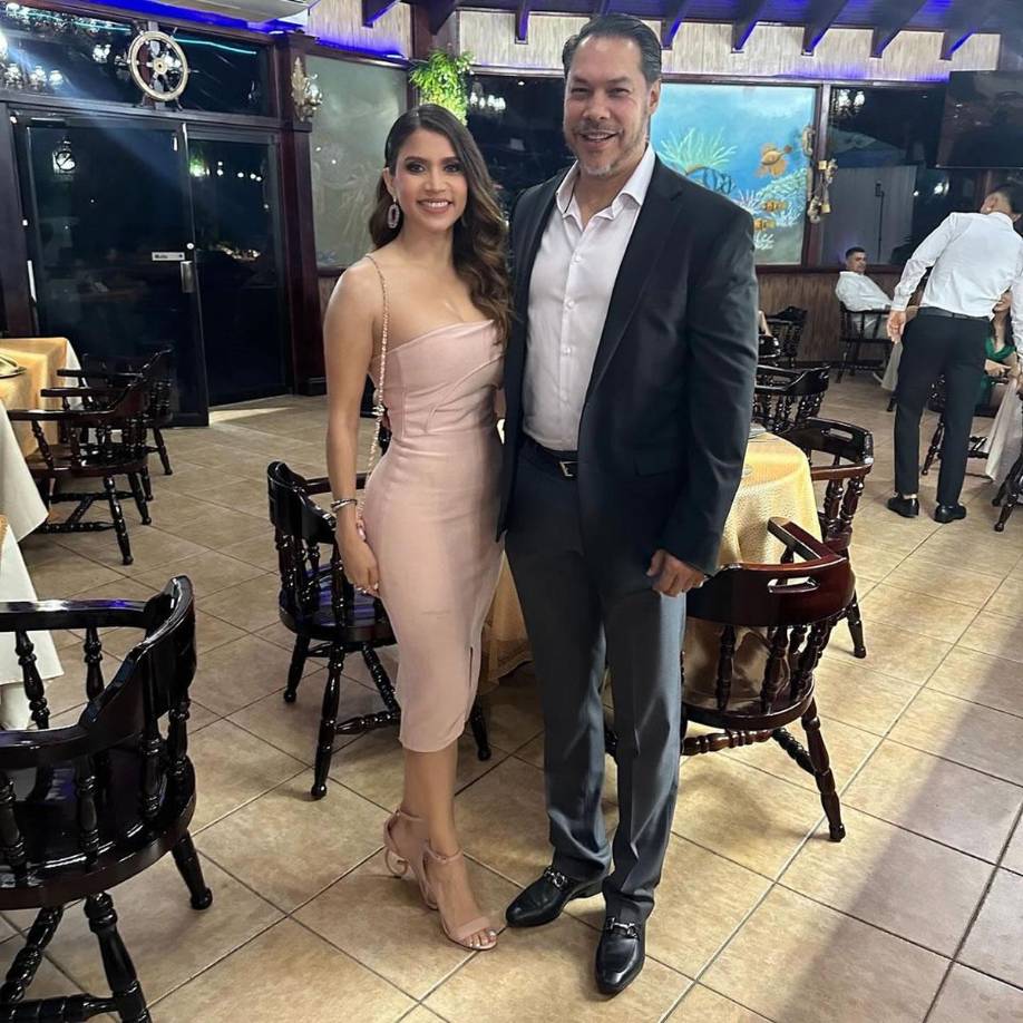 Jesús Mejía, exgerente de la Empresa Nacional de Energía Eléctrica (ENEE), estuvo presente en la boda con su pareja Scarlet Castillo.