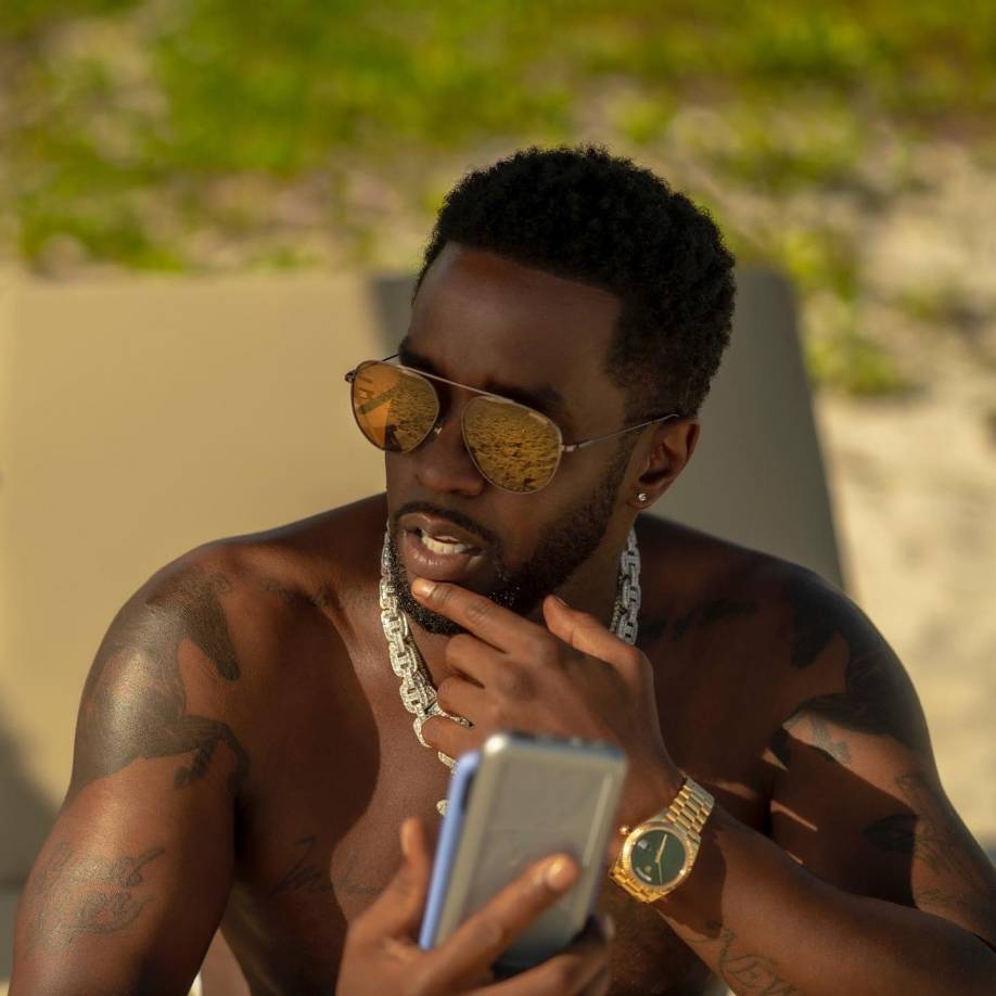 Los fiscales escribieron que una revisión de las <b>llamadas grabadas en la cárcel realizadas por Combs </b>muestra que supuestamente ha pedido a sus familiares <b>que se acerquen a posibles víctimas y testigos</b> y los ha instado a crear “narrativas” para influir en el jurado.