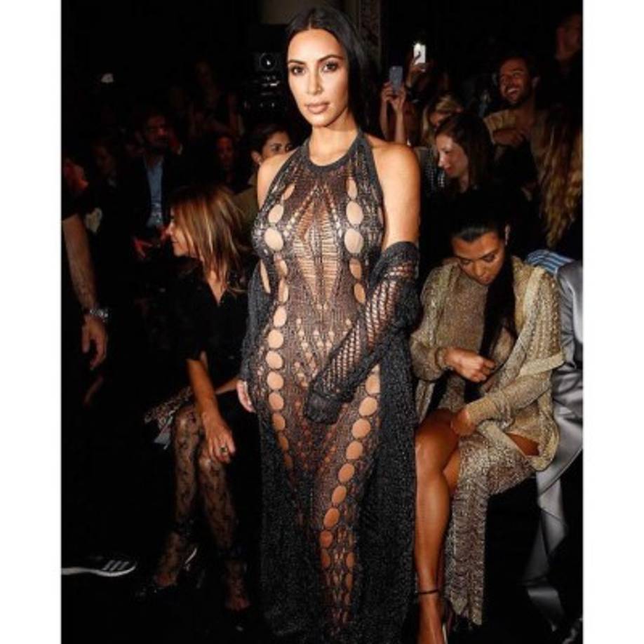 Kim intentó cubrirse sus partes íntimas, pero aún así se mostró sin miedo frente a las cámaras.