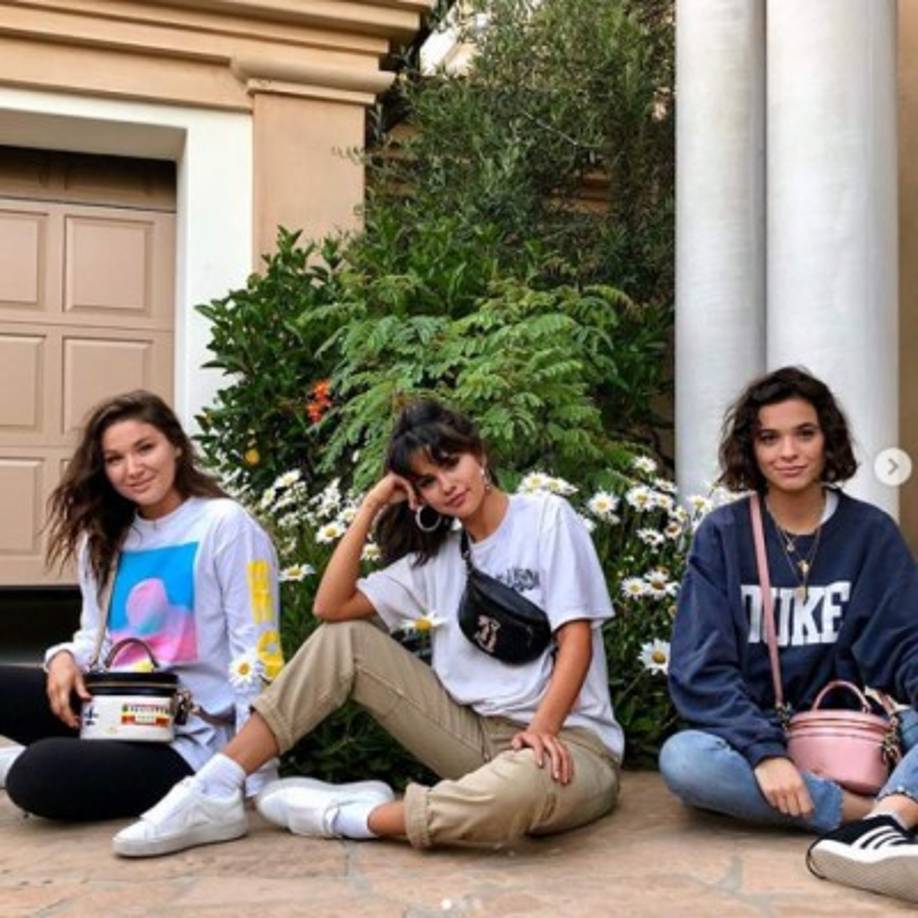 Selena se mostró muy feliz disfrutando del sol y el mar a bordo de un yate.