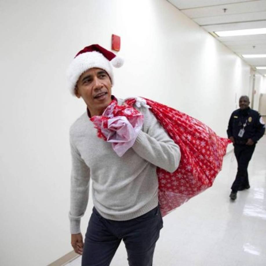Los pequeños del centro médico se llevaron tremenda sorpresa al ver a Obama, quien llegó luciendo un gorro, y con una bolsa roja llena de regalos, a lo que muchos pequeños lo relacionaron con Santa Claus.