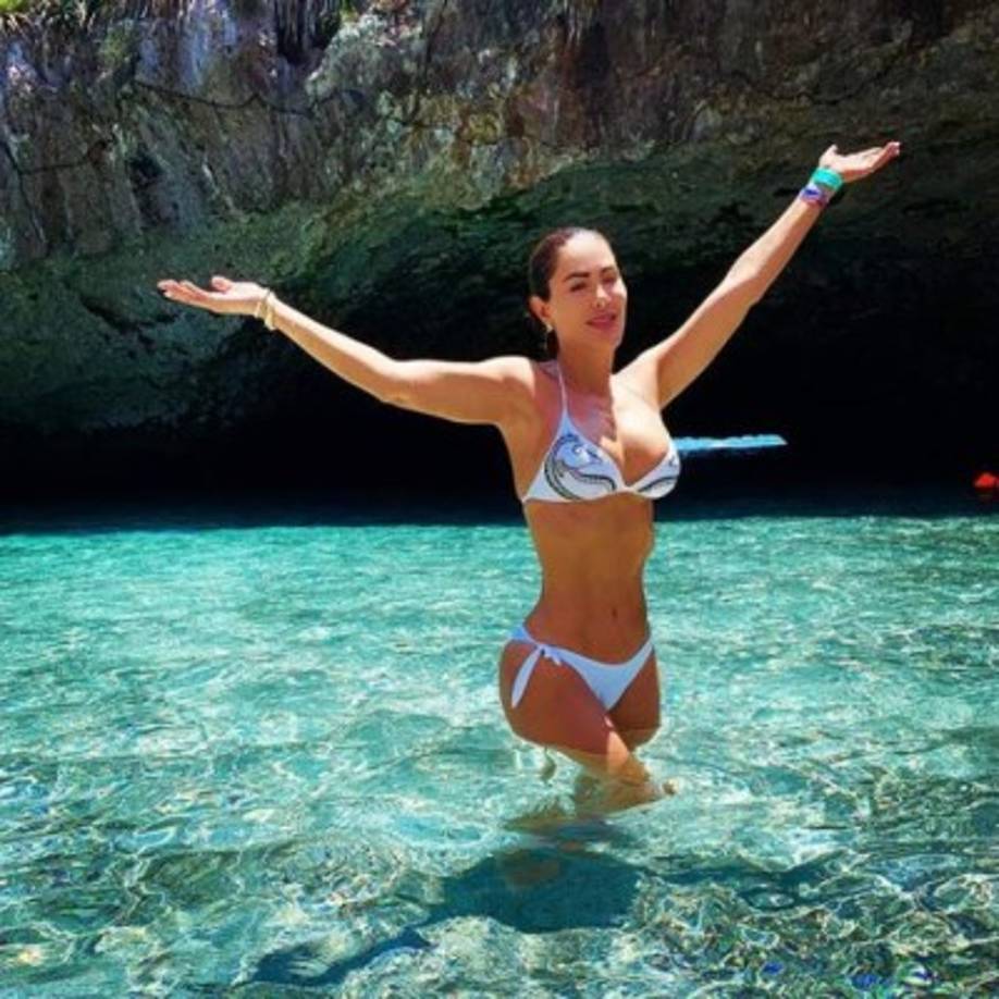 No es la primera vez que la cantante se va a disfrutar del sol, el mes pasado también deleitó con un bikini blanco.